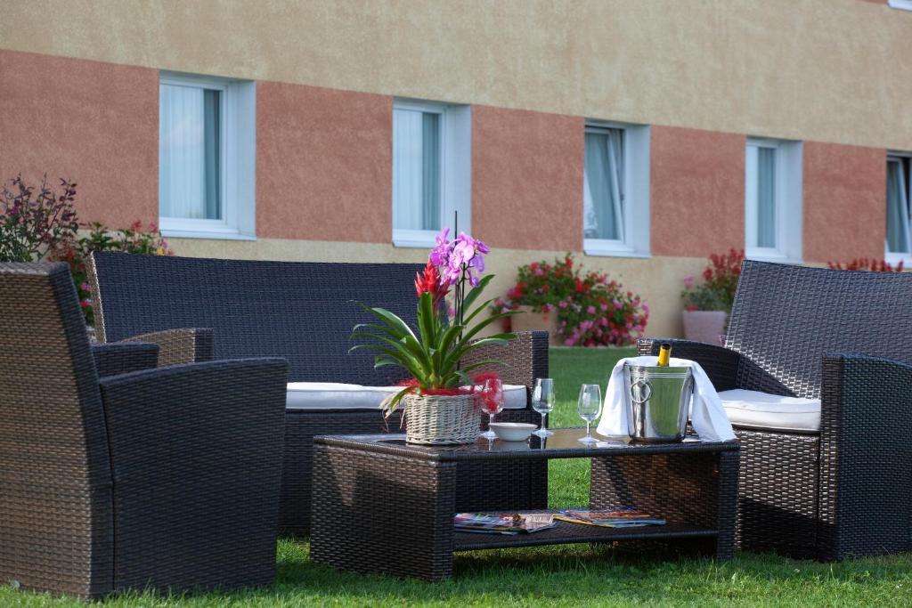 Hotel Le Kolibri Tournus Exterior photo